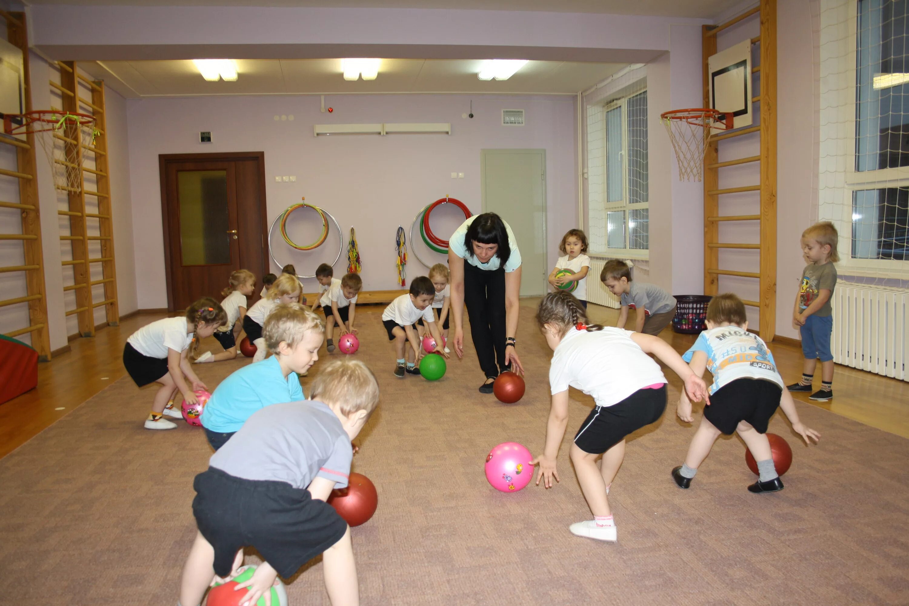 Спортивные развлечения в средней. Спортивное развлечение в детском саду. Физкультурные досуги в детском саду. Спортивный праздник в детском саду. Спортивный досуг в детском саду.