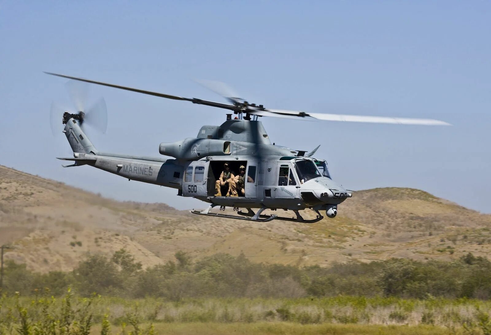 Военный вертолет. Bell uh-1y Venom. Uh 60 Venom. Bell вертолет военный. Вертолёт uh-1 боевой.