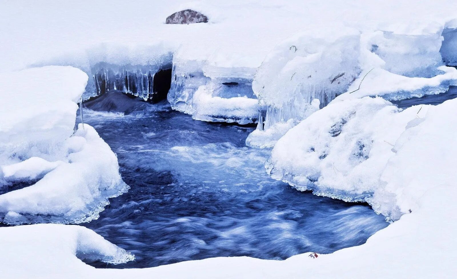 Снег и лед. Вода зимой. Снежный лед. Лед под снегом. Вода в реке замерзла