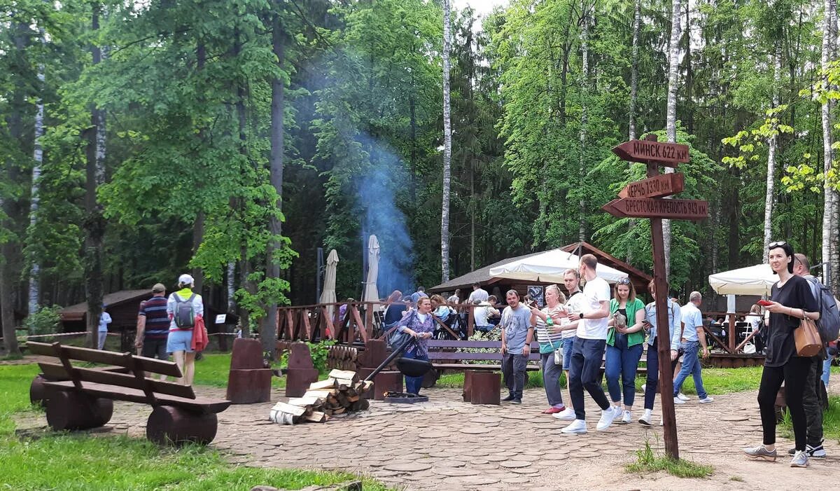 Парк в партизанском. Партизанская деревня в парке Патриот. Партизанская деревня отель. Партизанская деревня Москва. Партизанская деревня в парке Патриот фото.