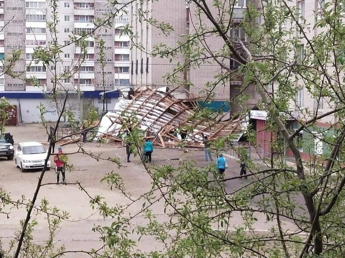 Последствия ветров. Ураган в Чите. Последствия сильного ветра. Смерч в Чите. Последствия после ветра.