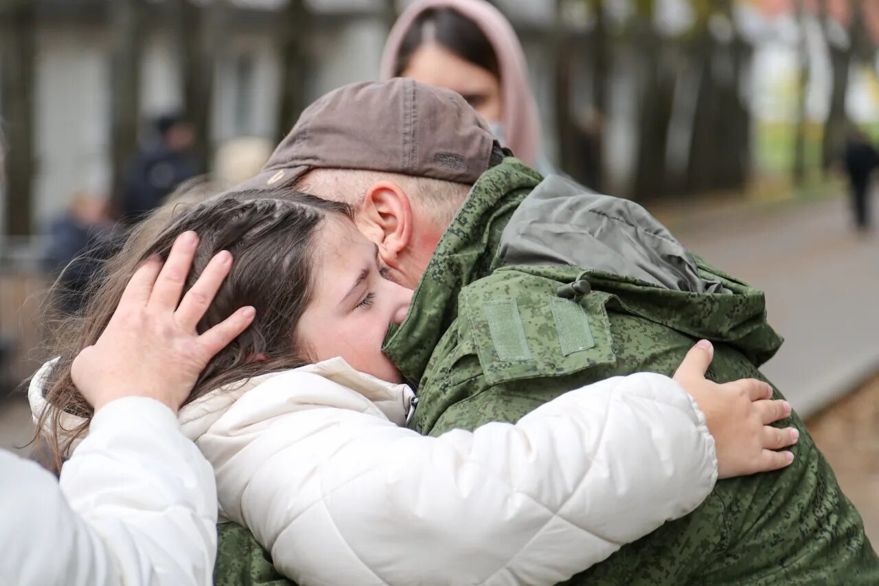 Бывшего мужа мобилизовали. Жена военного. Мобилизованные прощание с детьми. Муж и жена военные. Мобилизованный прощается с ребенком.