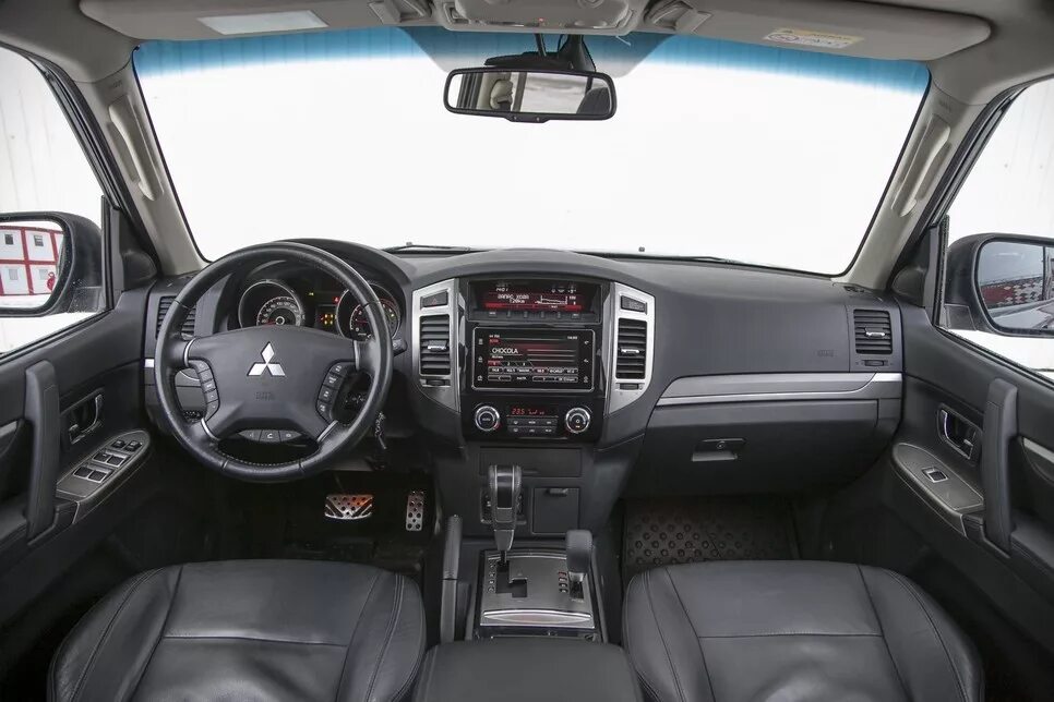 Mitsubishi pajero салон. Mitsubishi Pajero 4 салон. Паджеро 4 дизель 3.2 салон. Паджеро 2007 салон. Салон Паджеро 4 2008.