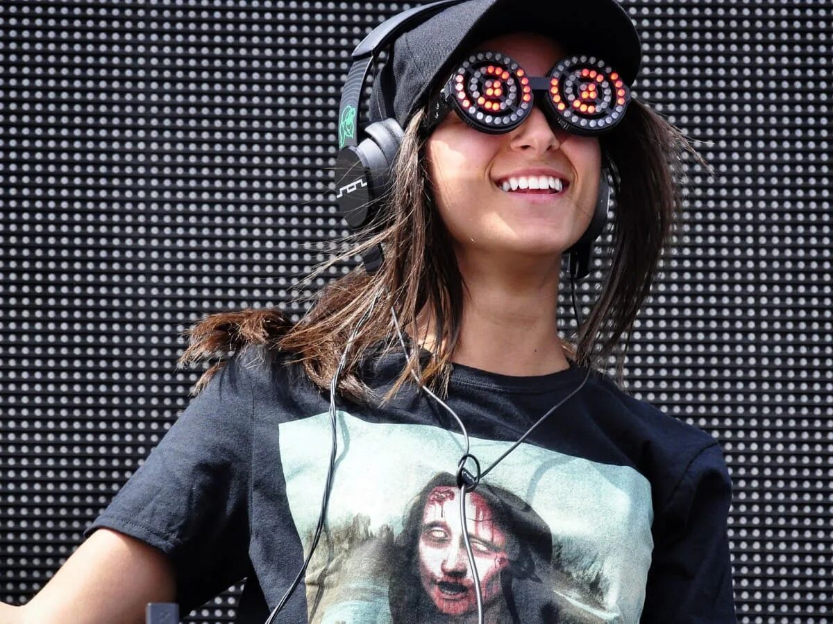 Rezz subtronics black ice. Rezz канадский диджей. isabelle rezazadeh. rezz art. rezz lost zepra.