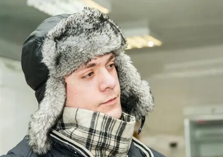 Парень в ушанке