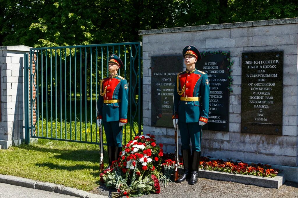 Аллея памяти Пискаревское кладбище. Возложение венков на Пискаревском кладбище Консул Азербайджана. Возложение цветов на Пискаревском. Возложение венков на Пискаревском 2023 ветеранами. Новости спб пискаревский