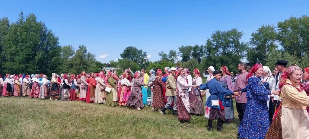 Хоровод в большеречье. Народное гуляние. Слетье картинка. Сибирский хоровод. Сибирский хоровод.