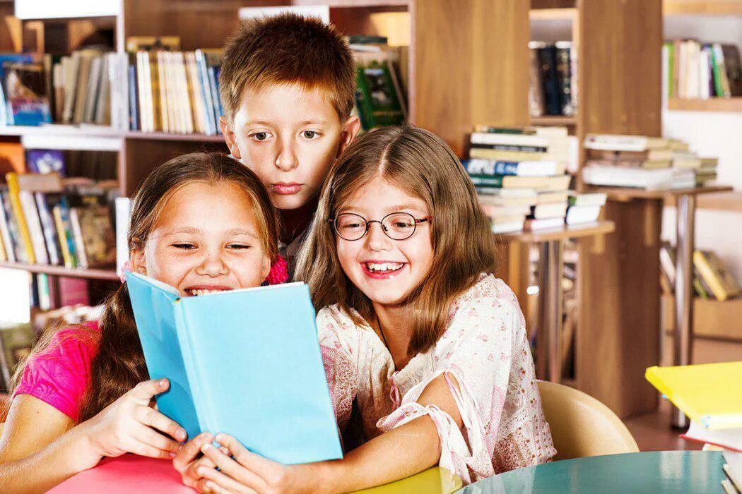 детские книжки. книги для детей. дети читают. дети в библиотеке. детские книги много.