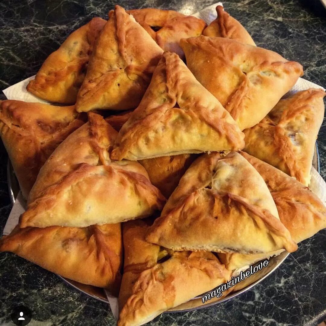 Рецепт эчпочмак с мясом. Татарские пирожки эчпочмак. треугольник эчпочмак. эчпочмаки татарские треугольники. татарская кухня эчпочмак треугольники.