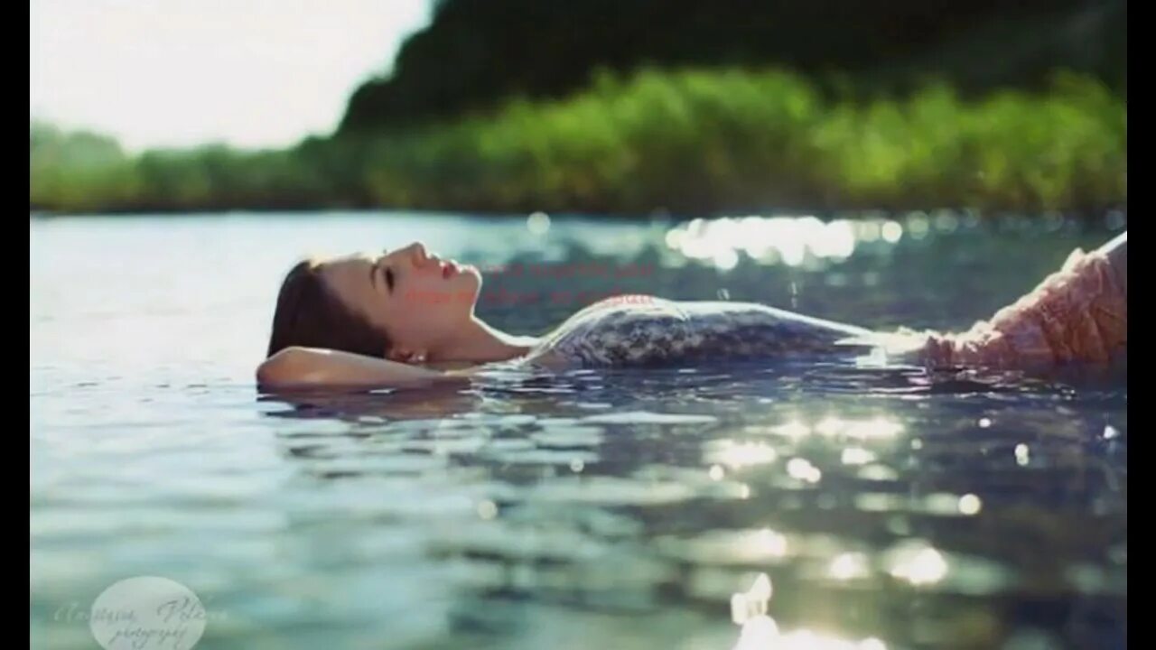 Релакс водой музыка релакс. Девушка лежит в воде. Фотосессия в воде. Девушка плывет. Женщина плывет на спине.