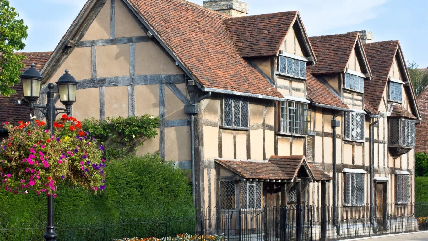 Стратфорд дом Шекспира. Stratford-upon-Avon Шекспир. Дом-музей Шекспира Англия. Городок Стратфорд дом Уильяма Шекспира.