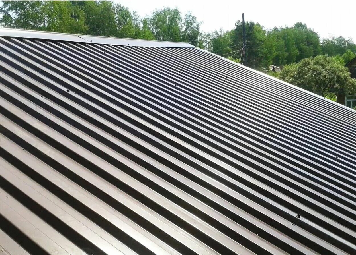Кровельный профлист с21. Ral 7024 крыша профнастил. Кровельный профнастил gl-35r. Кровля из профнастила с 21. Профлист 7024 на крыше.
