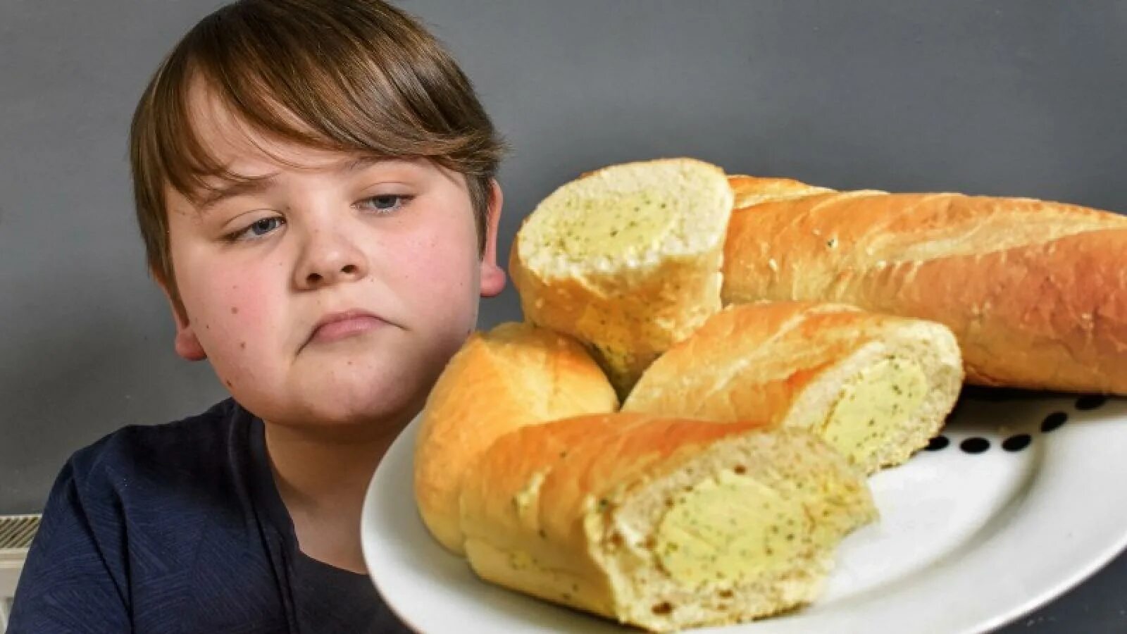 Человек есть хлеб. Кушает хлеб. Жрать хлеб. Хлеб невкусный. Мальчик с батоном.