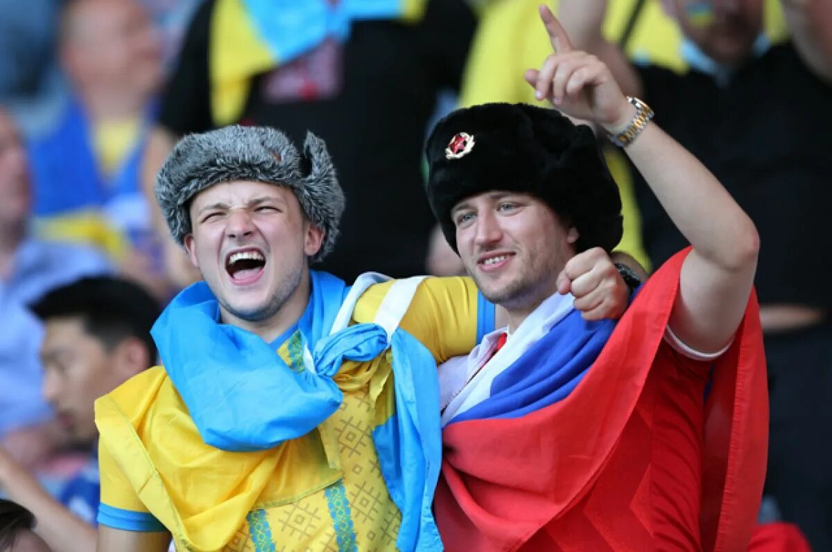 Россия Украина болельщики. Россияне и украинцы. Украинские футбольные фанаты. Россия украина видел