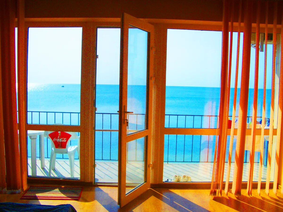 Эллинг феодосия. Эллинг у моря голубая лагуна лоо. Эллинг феодосия. Эллинг ялта. Эллинг паруса коктебель.