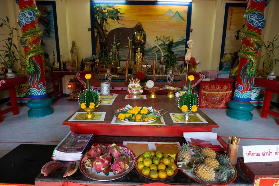 алтарь для подношений. алтарь chamseongdan. домашний алтарь китай. подношение нефритовому алтарю. тарма подношение буддизм.