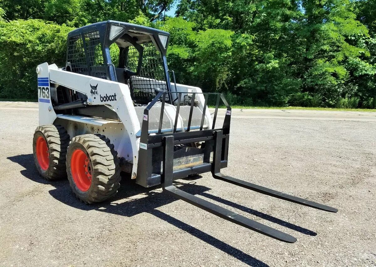 Bobcat 530. Бобкэт 530. Погрузчик Bobcat s530. Мини погрузчик 530. Мини погрузчик Bobcat s530 с навесным оборудованием.