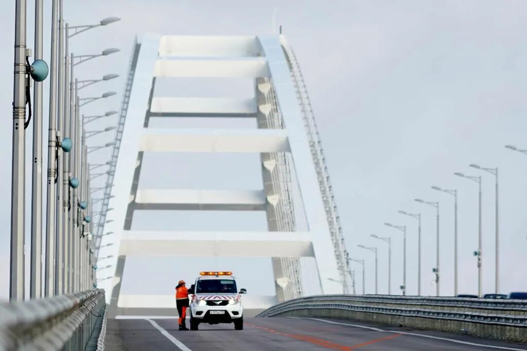 Движение по Крымскому мосту возобновили. Крым мост закрыт. Движение по Крымскому мосту было перекрыто. Движение по Крымскому мосту сегодня открыто ли. Проезд по крымскому мосту сегодня