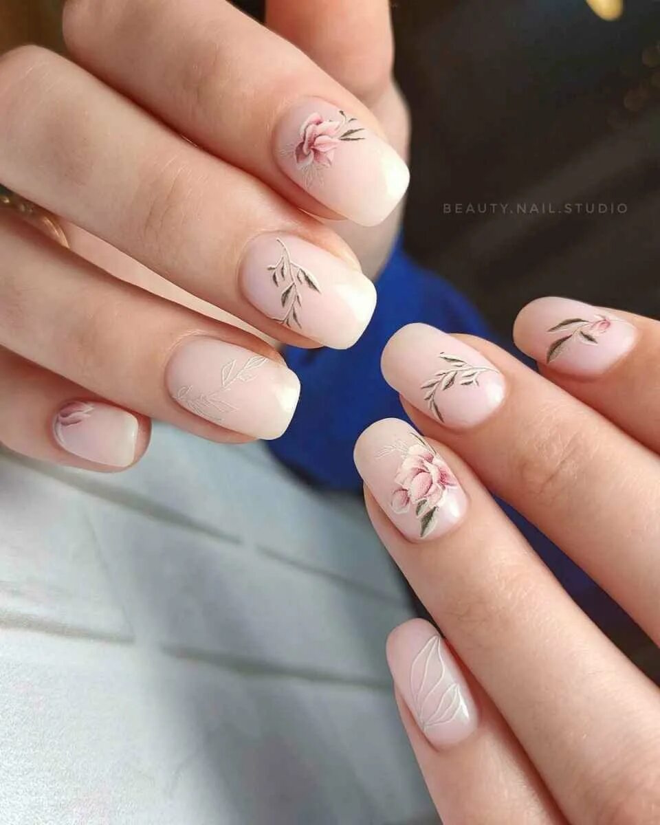 Ногти на февраль. Ногти на февраль. Фиолетовый маникюр с ромашками. Маникюр февраль март. Веточки на ногтях.