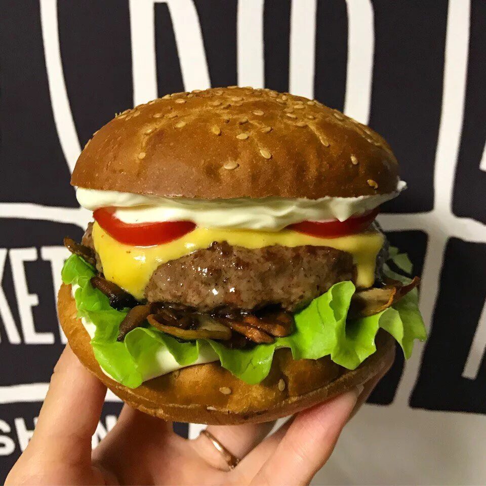 Club sandwich. бургеры воронеж. мистер бургер. гамбургер с мраморной говядиной. сэндвич из 3 паллет.