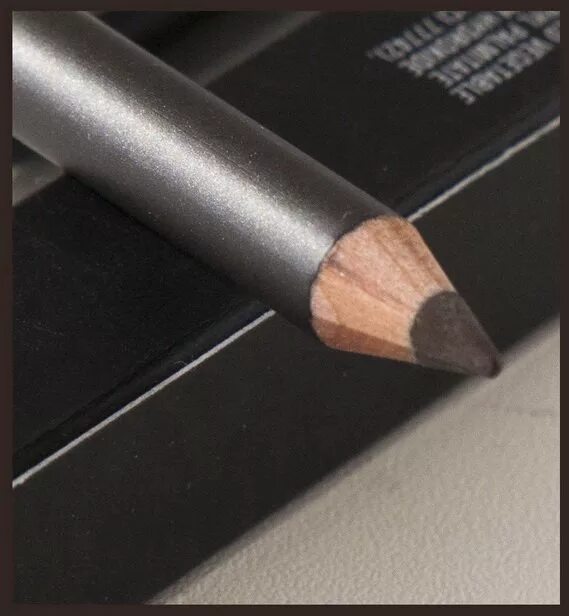 Рейтинг карандашей для глаз. Карандаш mac eye pencil. mac карандаш для глаз eye pencil coffee. карандаш для глаз mac ebony. карандаш мак эбони.