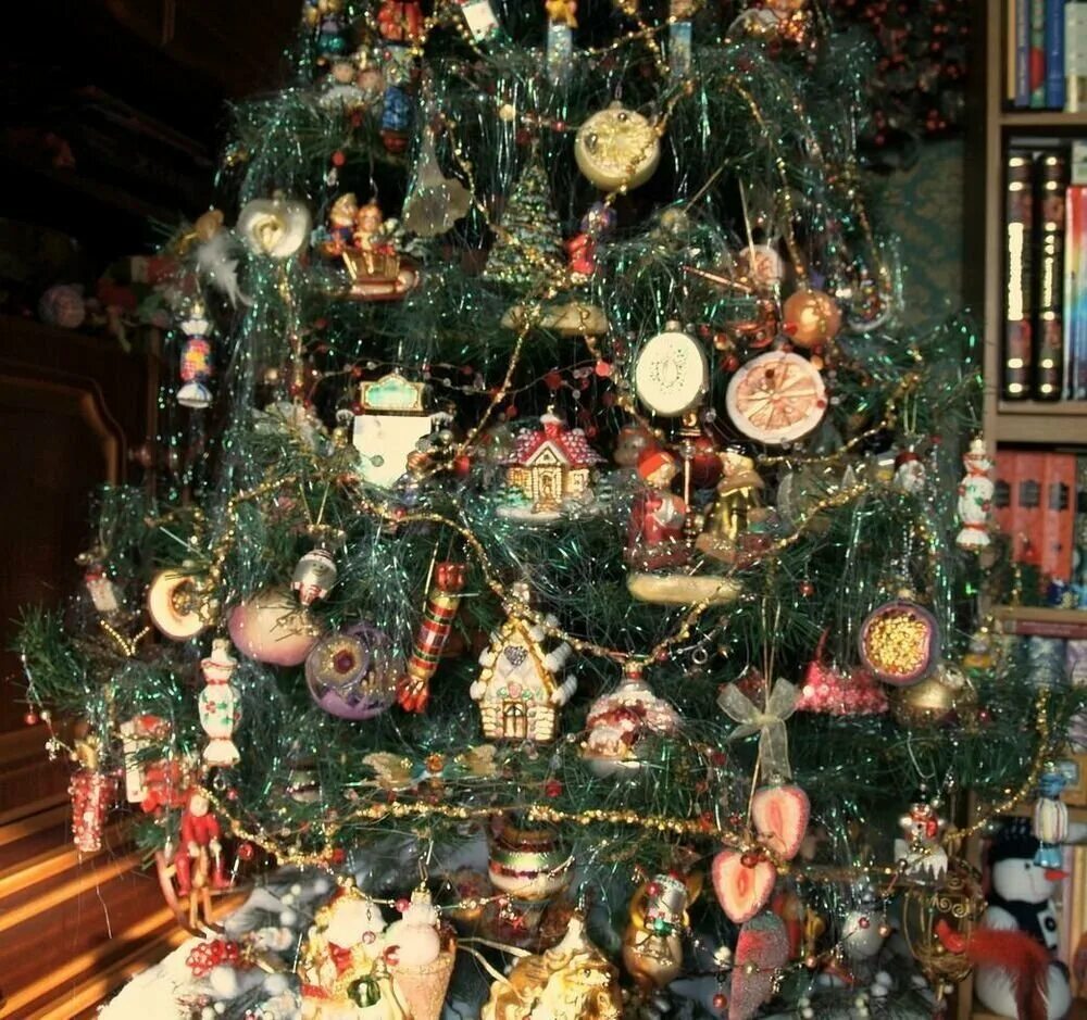 Новый год старые времена. Советская елка. Украшаем елку. Советские украшения на елку. Наряжаем елку.