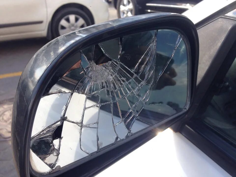 Зеркала автомобиля разбитые. Сломанное зеркало на машине. Машина с разбитыми зеркалами. Разбилось стекло зеркала регистратора. Трещина на зеркале