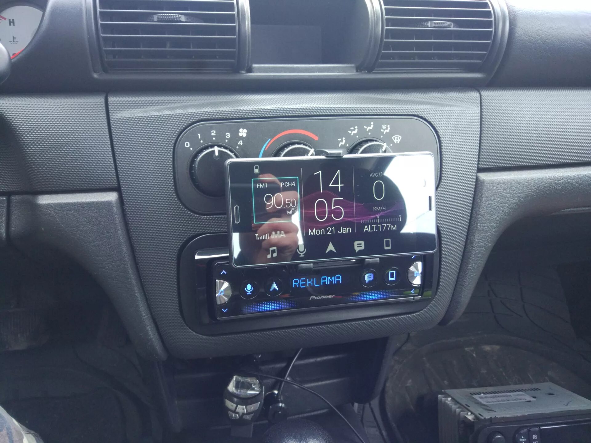 Кта спектра магнитола 2din. 2din автомагнитола на волгу сайбер. Крепление магнитолы 2 дин киа спектра. Магнитола для mazda 626 gd. Установил две магнитолы.