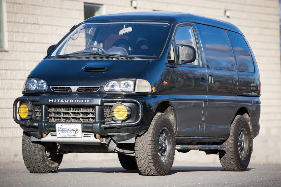 Mitsubishi Delica. Митсубиси Делика 4х4 левый руль. Делика 4. Митсубиси Делика 4 поколения.