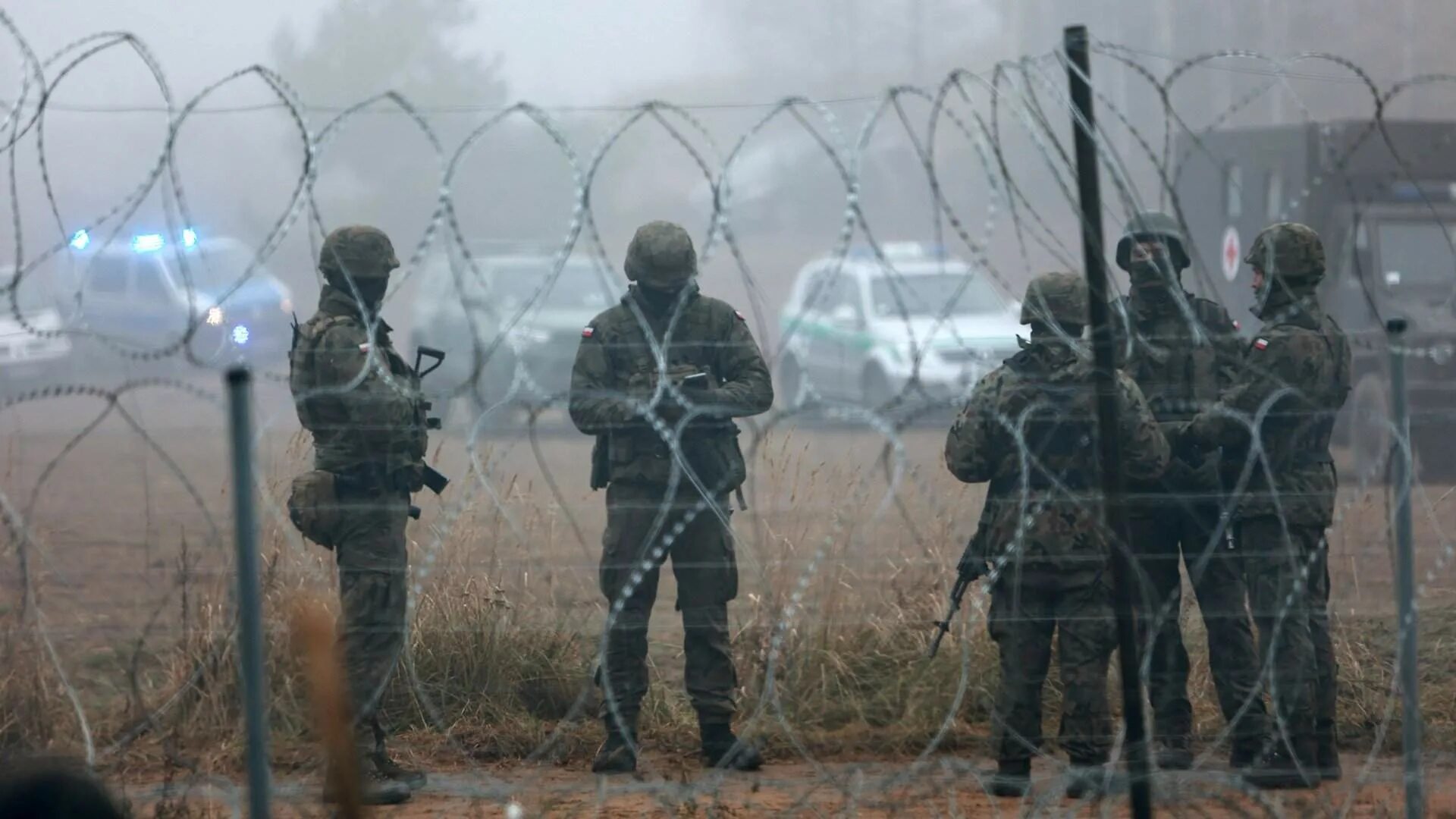 Военные на белорусской границе. Польско-белорусская граница стрельба. Толпа белорусских солдат.