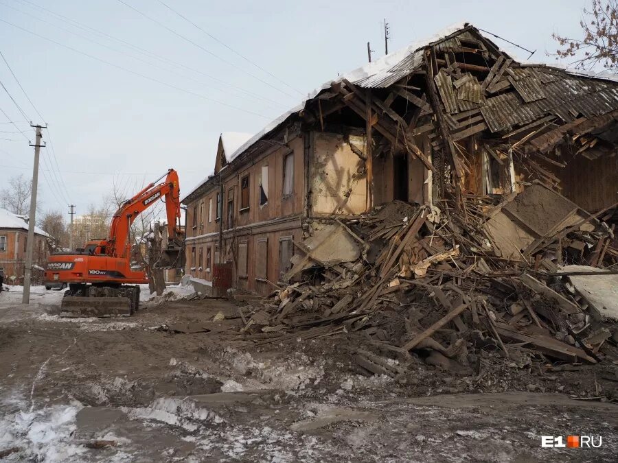 Демонтаж старого дома. Демонтаж аварийного здания. Снос старого дома. Снос дома ломовозом. Земля после пожара.