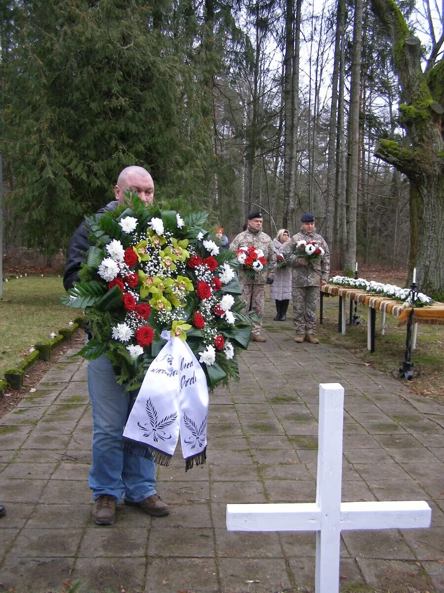 Похороны военнослужащего. Похоронены солдаты флаги на кладбище. Похороны солдат первой мировой.