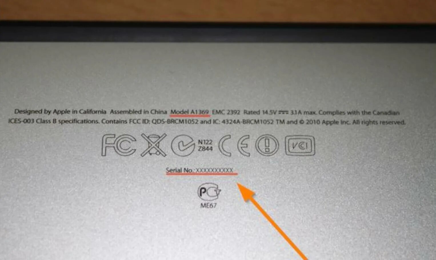 Указать имей. Серийный номер макбук. Серийный номер на макбуке. Серийный номер на корпусе IMAC. MACBOOK Pro серийный номер.