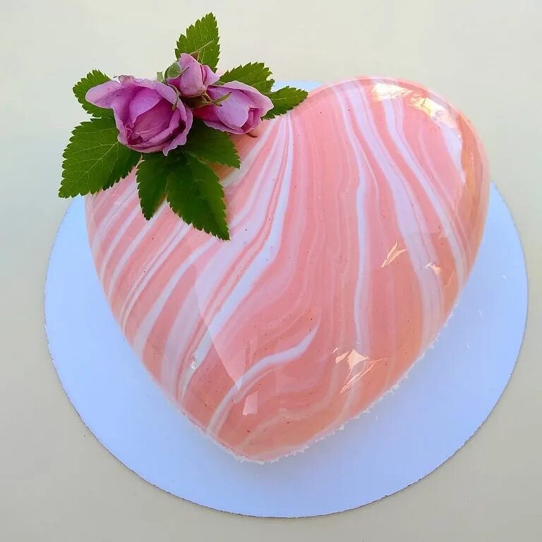 Сколько стоит муссовый торт 1 кг. Муссовый торт сердце. Муссовые пирожные сердце. Пудровый муссовый торт.
