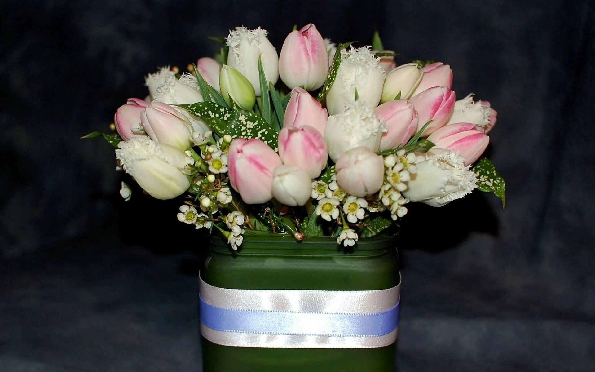 Тюльпаны в оазисе. Цветочные композиции из тюльпанов. Красивые композиции из тюльпанов. Весенний букет в коробке. Букет тюльпанов композиция.