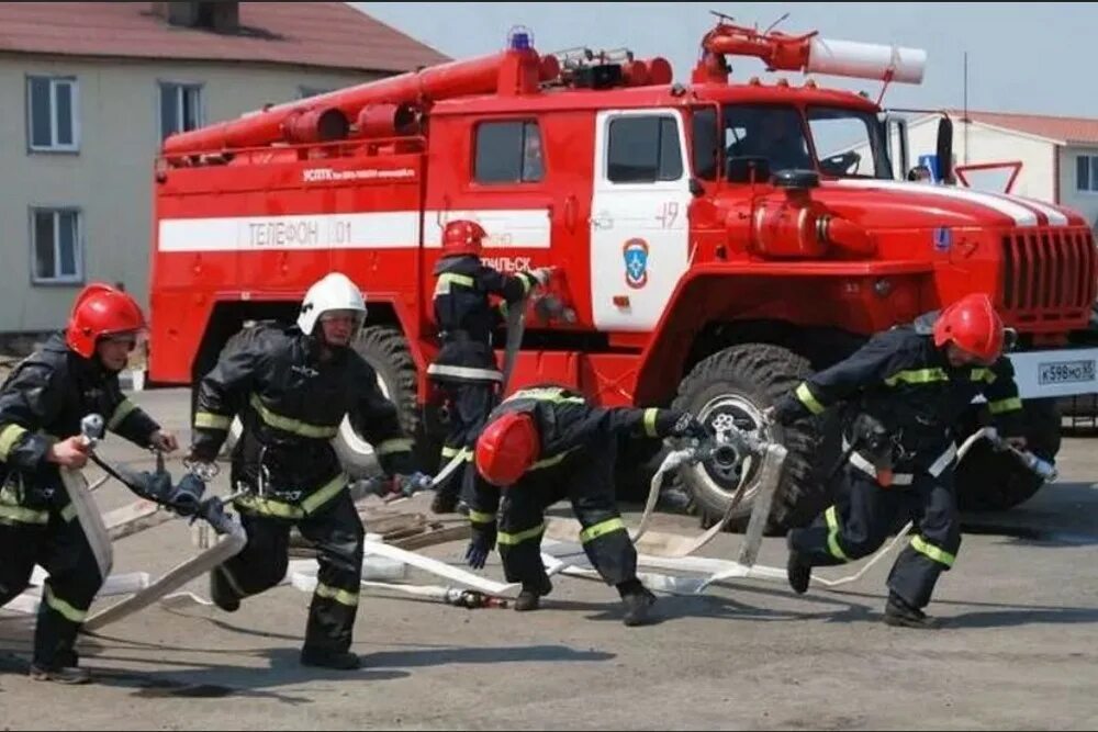 Работник подразделения пожарной охраны. Пожарная охрана. Пожарные России. Пожарная служба России. Служба пожарной охраны.