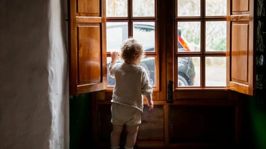 Родители ждут дома ребенка. Ребенок на подоконнике. Родители ждут дома ребенка. Дети сироты. Женщина с ребенком у окна.