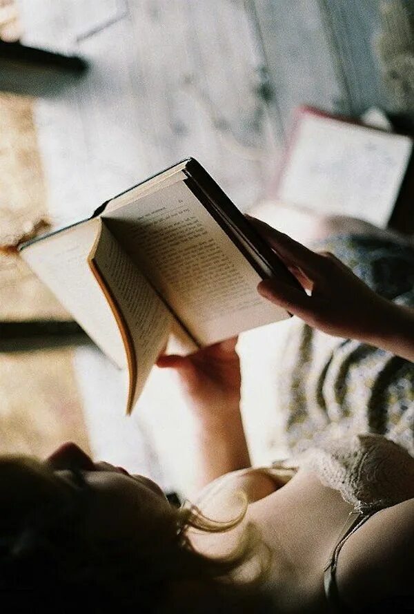 Читать книгу без рук. Девушка с книгой. девушка за книгой. девушка с книжкой в руках. женщина читает книгу.