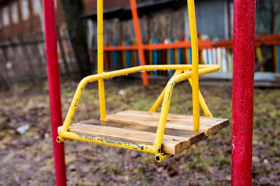 сломана детская площадка. детская площадка сломался. сломанная детская площадка. качели во дворе. вандализм на детских площадках.