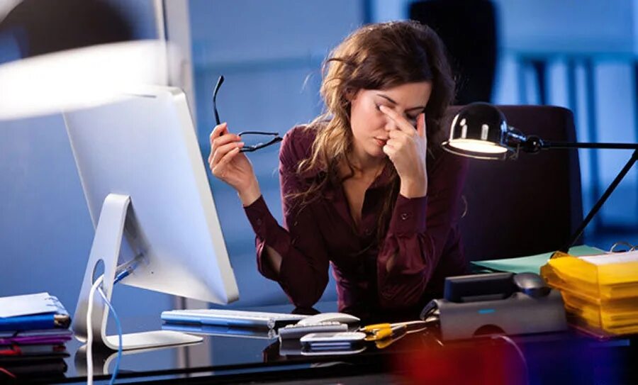 Работать вредно для здоровья. Компьютер и зрение. Воздействие компьютера на зрение. Уставшая девушка в офисе. Человек и компьютер усталость.