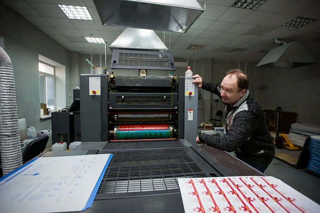 Типография вакансии спб. Печатный станок. Печатные станки для типографии. Современный печатный станок. Типографский станок современный.