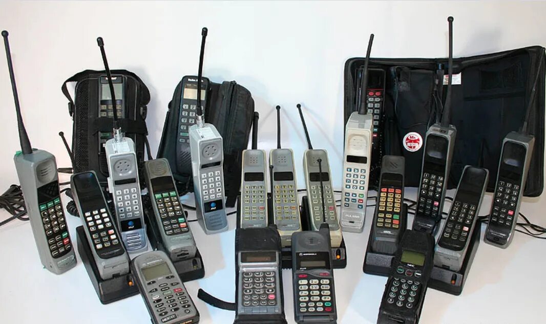 Телефон кирпич. Старый телефон кирпич. Сотовый телефон кирпич. Старые мобильные телефоны кирпичики. Телефон кирпич после обновления