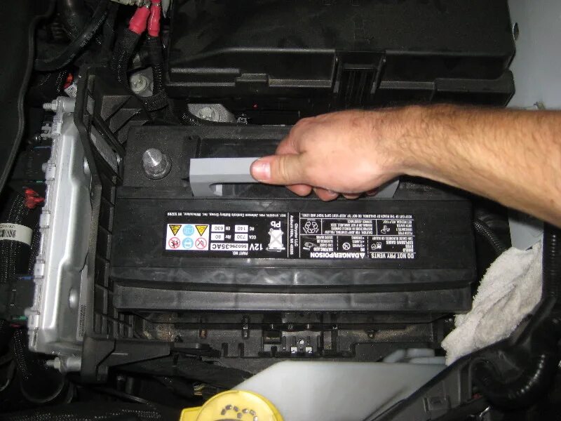 Акб на гранд чероки 2012. Замена аккумулятора чероки. Гранд чероки 2013 аккумулятор. Замена аккумулятора чероки. Jeep grand cherokee 2012 3.