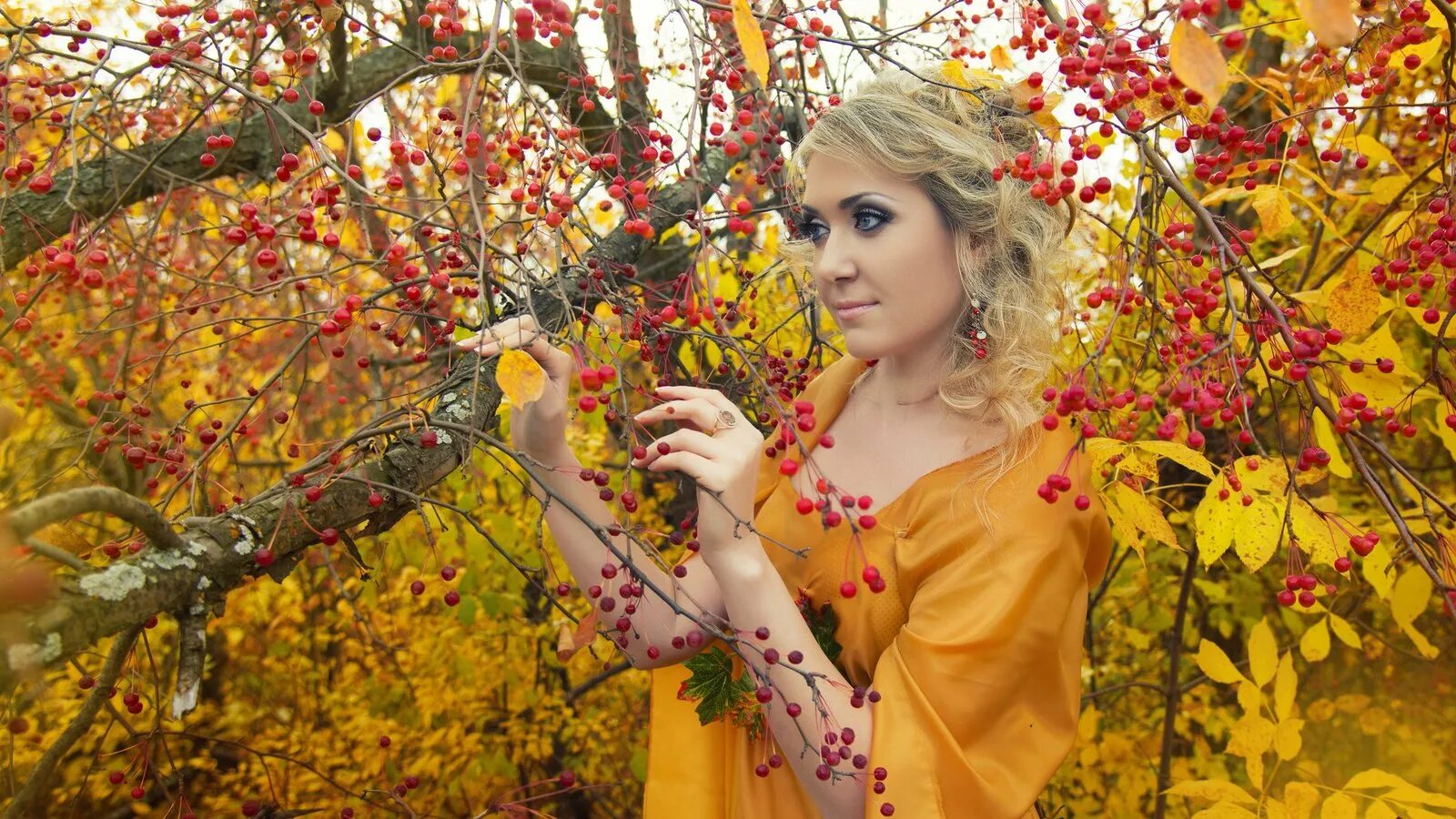 Песня калина рябина. Женщина в осеннем саду. Рябина осенняя красавица. Осенняя фотосессия с рябиной. Хозяйка осень.