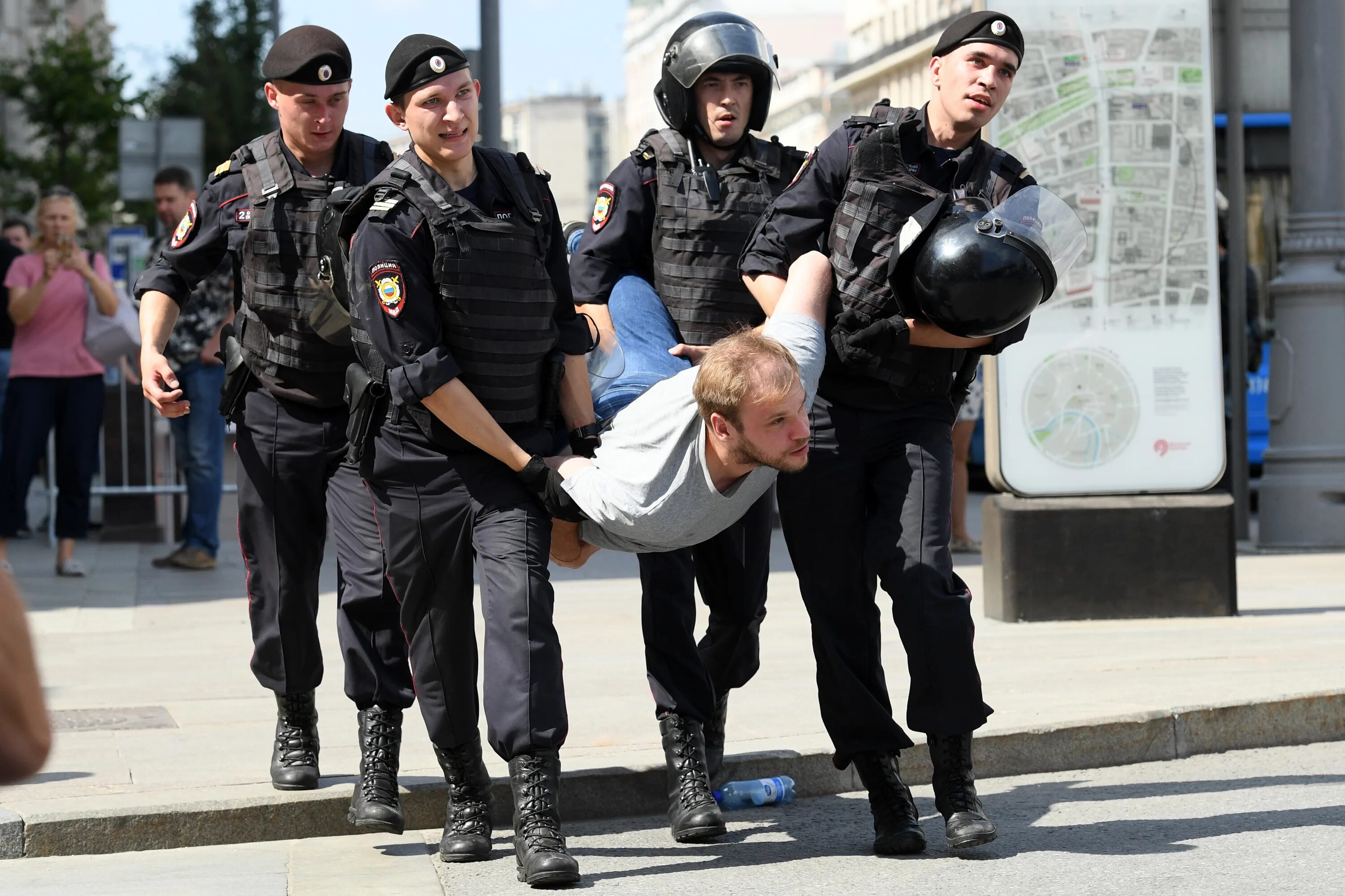 Полиция в Москве разгоняет демонстрантов. Политика дубинки