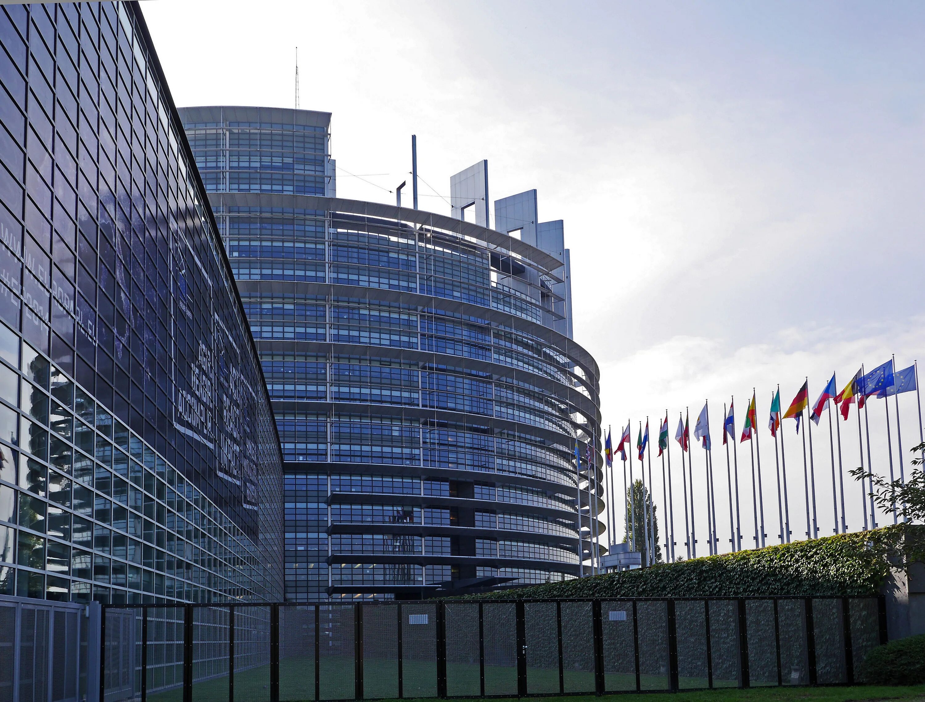 Здание европейского парламента в Страсбурге. Европейский совет Брюссель. Здание Евросоюза в Страсбурге. Здание парламента европейского Союза в Брюсселе.