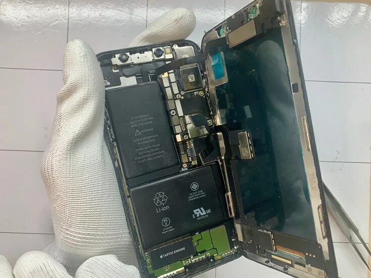 Как заменяют стекло на iPhone, а дисплей оставляют целым