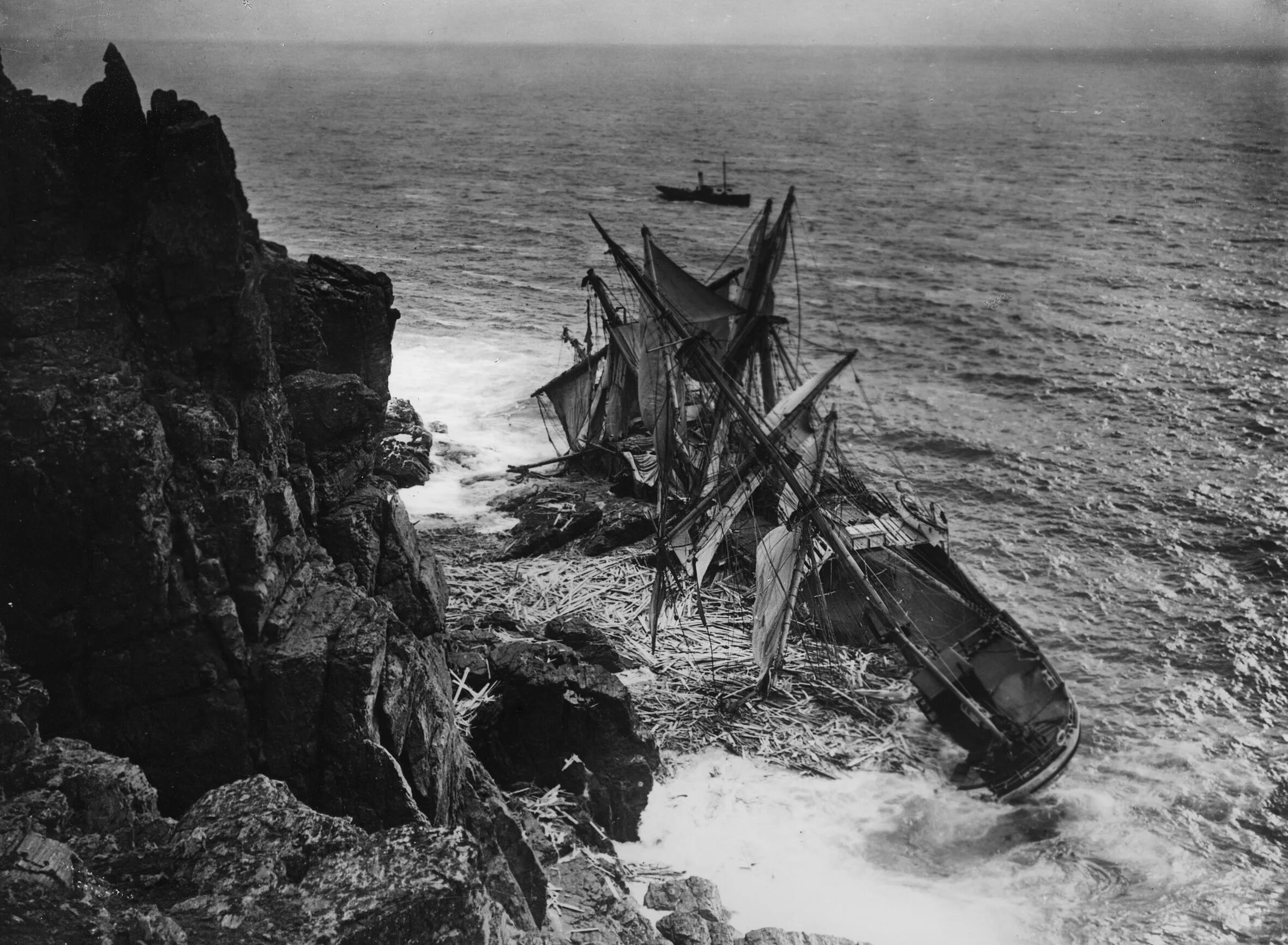 Пароход скалы. Кораблекрушения 19 века. Разбитый корабль. Кораблекрушение парусника. Старый корабль.