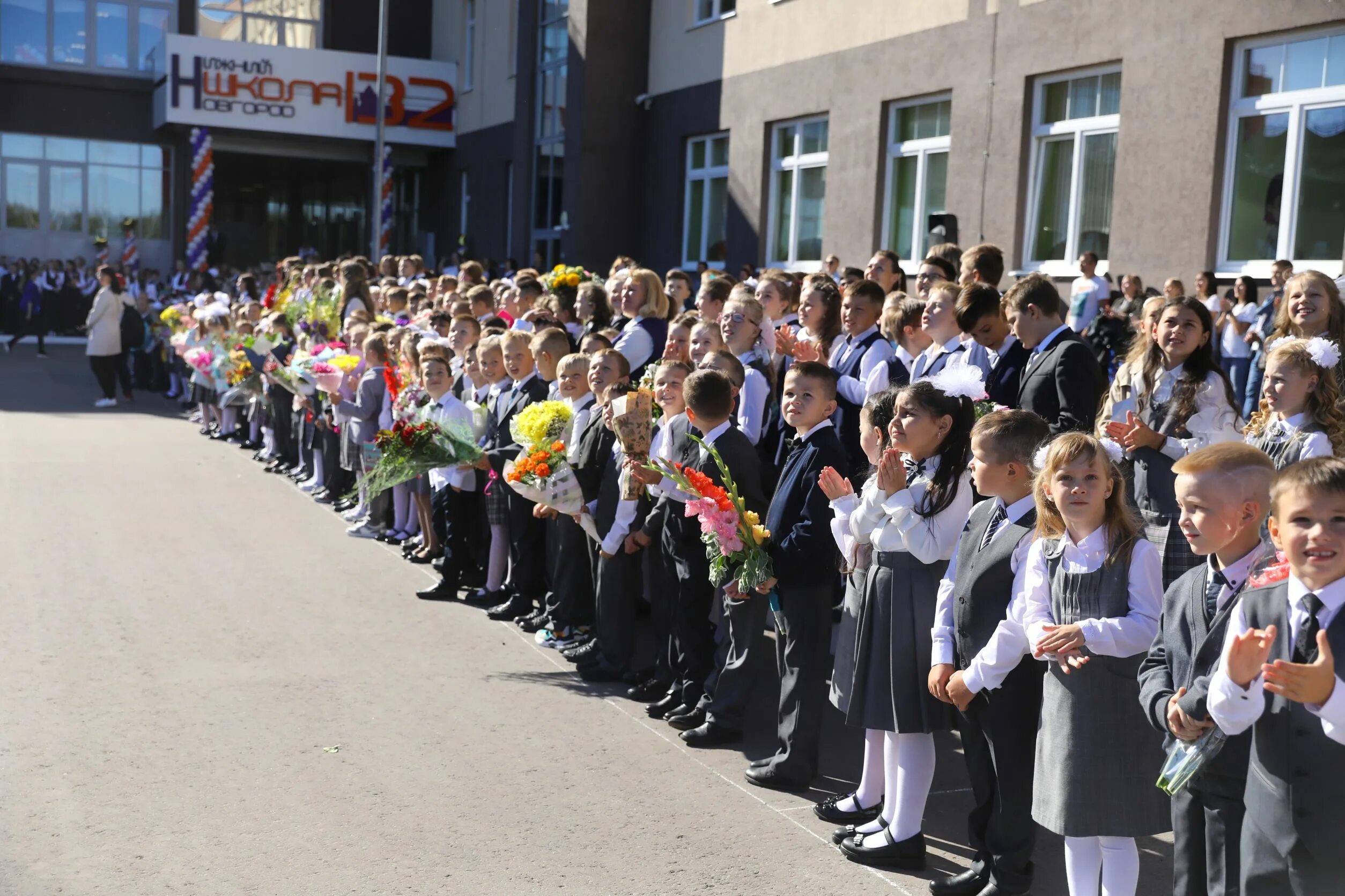 Сколько школ в нижнем новгороде. Школа 132 Нижний Новгород. Школа 132 Окский берег. Школа в новинках Нижний Новгород. Школа 47 Нижний Новгород.