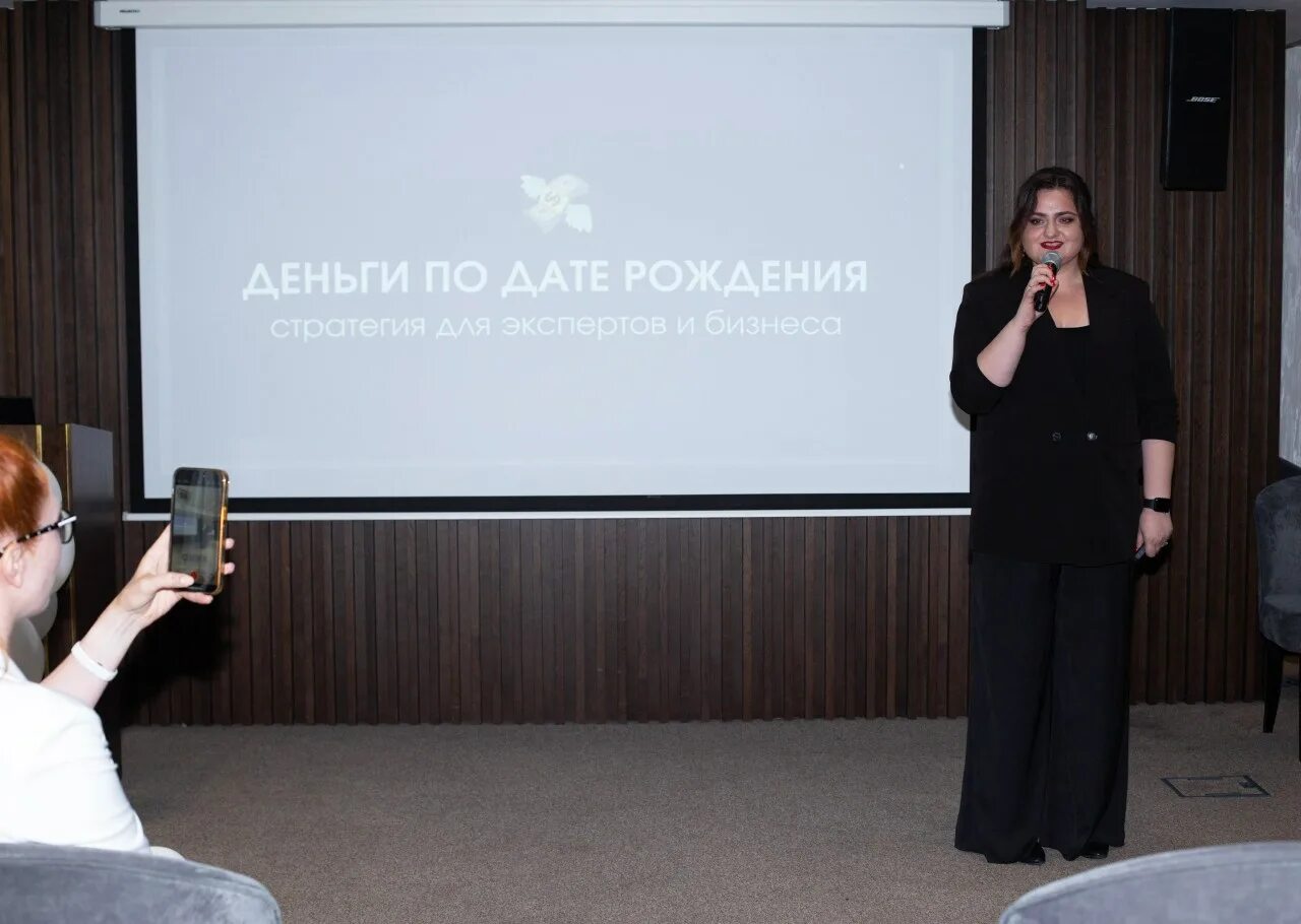 куратор организатор. деловой человек. обсуждение проекта. куратор организатор. молодой лидер картинка.